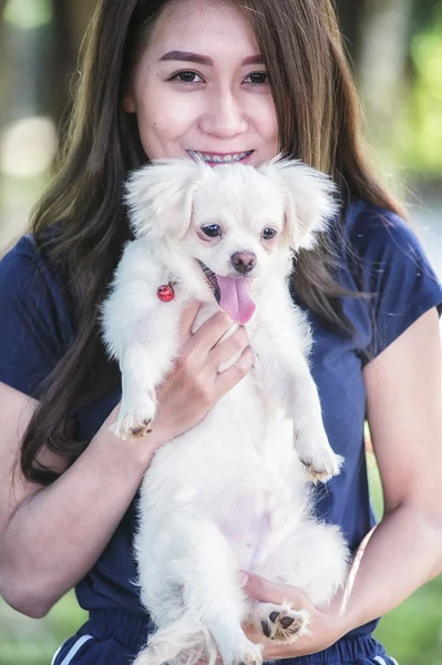 mutlu genç kadın ile köpek 