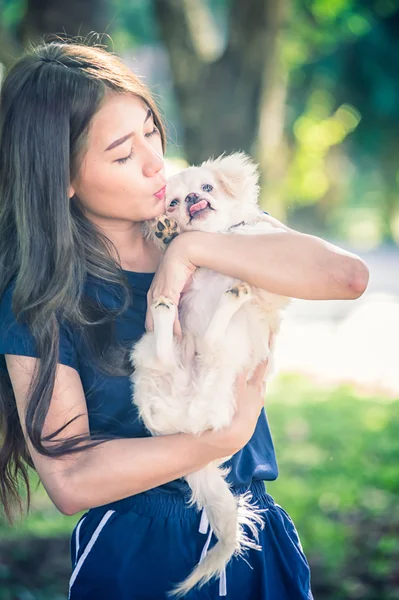 mutlu genç kadın ile köpek 