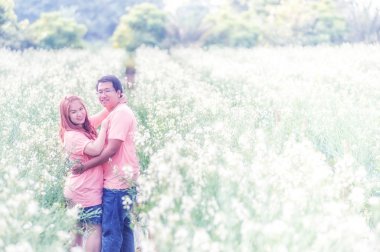 Asya genç mutlu çiftimiz parkta açık