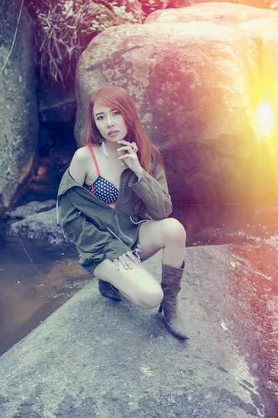 Ásia Menina bonita sentada na rocha — Fotografia de Stock