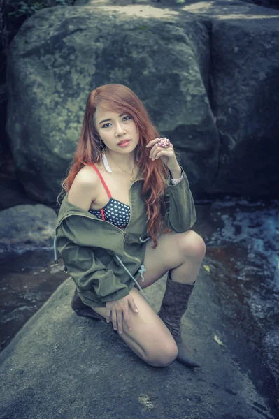Asia Bella ragazza seduta sulla roccia — Foto Stock