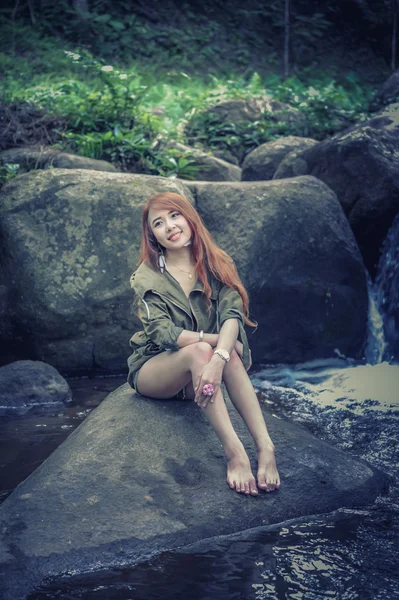 Ásia Menina bonita sentada na rocha — Fotografia de Stock