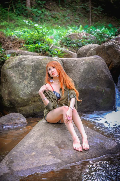 Asia Hermosa joven sentada en la roca —  Fotos de Stock