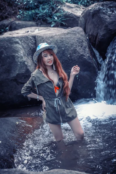 Asia Hermosa joven pie en caída de agua —  Fotos de Stock