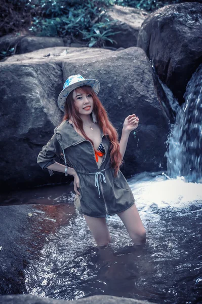 Asie Belle jeune fille debout dans l'eau automne — Photo