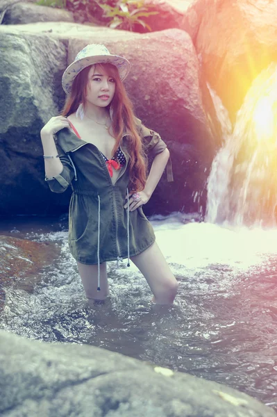 Asia Beautiful young girl stand in water fall — Stock Photo, Image