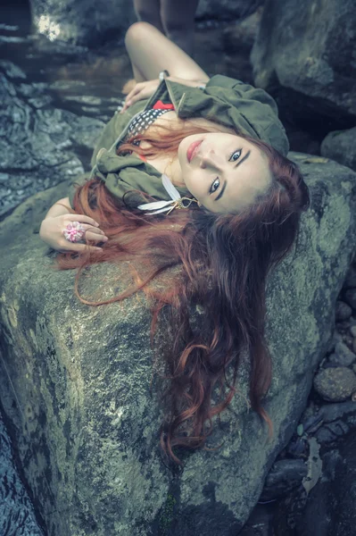 Asia bella giovane ragazza sexy sdraiata su una roccia — Foto Stock