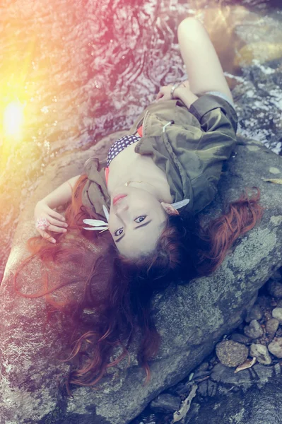 アジア美しい若いセクシーな女の子の岩に横になって — ストック写真