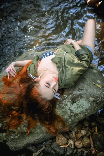 アジア美しい若いセクシーな女の子の岩に横になって — ストック写真