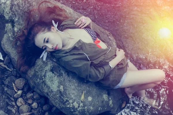 Asia hermosa joven sexy chica acostada en una roca —  Fotos de Stock
