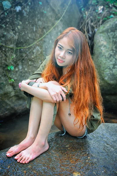 Asia Bella ragazza seduta sulla roccia — Foto Stock