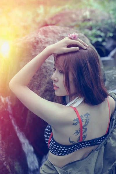水の秋で美しいアジアの少女スタンド — ストック写真