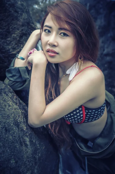 Азія красива молода дівчина стенд на водоспад — стокове фото
