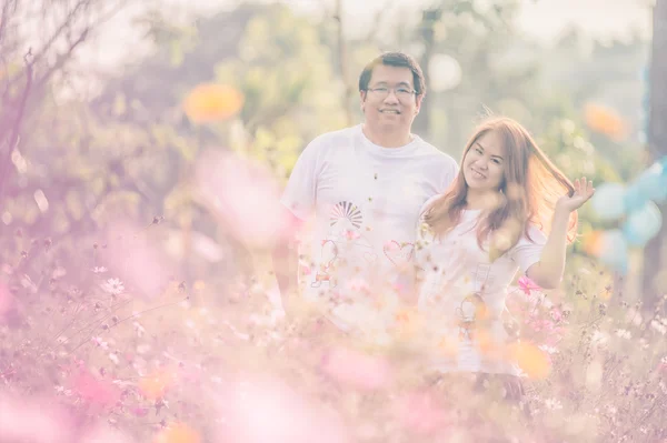 Asia młoda szczęśliwa para w parku na świeżym powietrzu — Zdjęcie stockowe