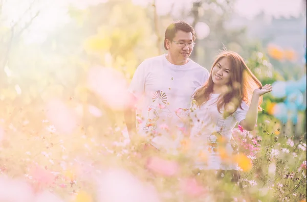 Asiatisch jung glücklich pärchen im die park auf outdoor — Stockfoto