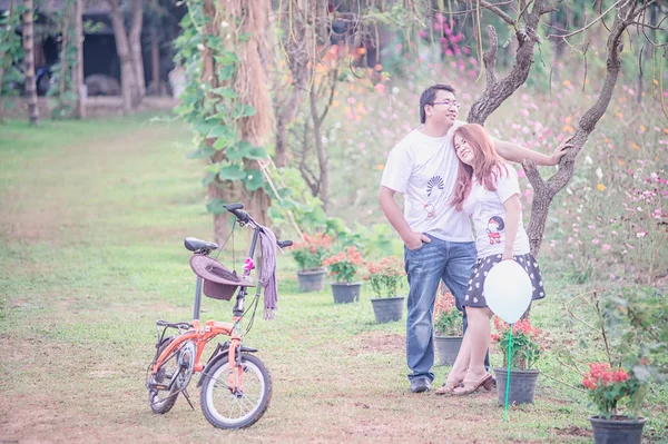 亚洲年轻快乐夫妇，在户外公园 — 图库照片