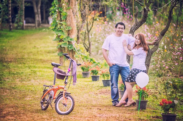 Asiatisch jung glücklich pärchen im die park auf outdoor — Stockfoto