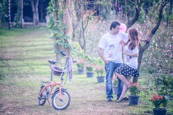 Ásia Jovem casal feliz no parque ao ar livre — Fotografia de Stock