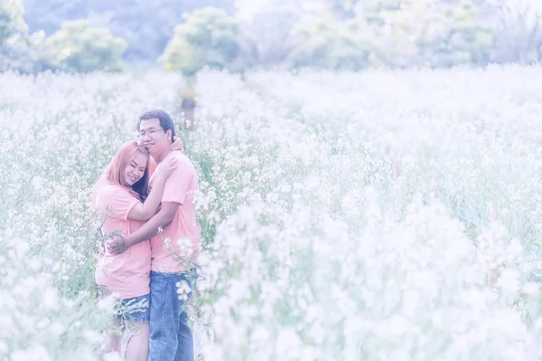 Asie Jeune couple heureux dans le parc en plein air — Photo