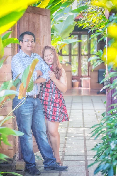 Ázsiai fiatal boldog pár-kültéri parkban — Stock Fotó