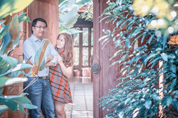 Ázsiai fiatal boldog pár-kültéri parkban — Stock Fotó