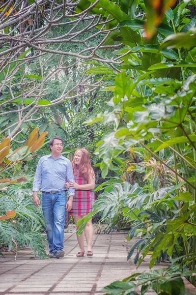 Молодая счастливая пара в парке на открытом воздухе — стоковое фото