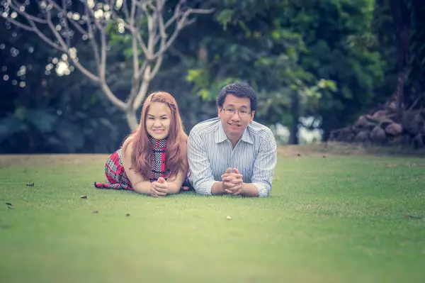 Asia joven feliz pareja en el parque en al aire libre — Foto de Stock