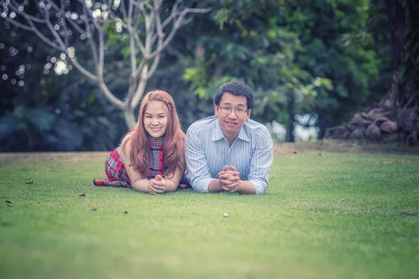 Asiatisch jung glücklich pärchen im die park auf outdoor — Stockfoto