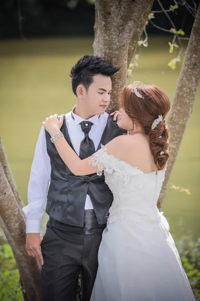 Asia young stylish fashion couple posing on nature. — Stock Photo, Image