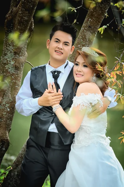 Asia young stylish fashion couple posing on nature. — Stock Photo, Image