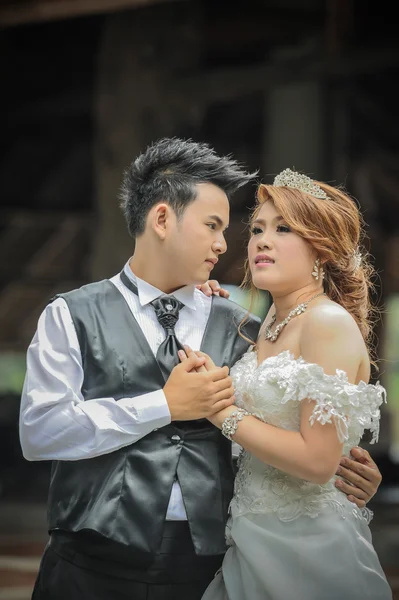 Asia young stylish fashion couple posing on nature. — Stock Photo, Image