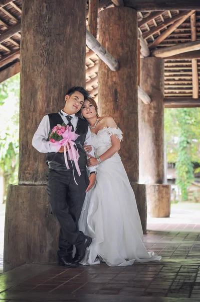 Ásia jovem elegante moda casal posando na natureza . — Fotografia de Stock