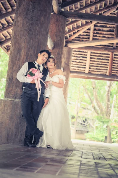愛のカップル 屋外でポーズ アジア スタイリッシュなファッションの若いカップルの肖像画 結婚式のスタイル — ストック写真