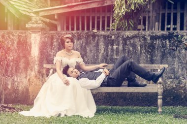 İki aşık. Asya genç şık moda çift üzerinde açık poz portresi. Stil düğün, kavram seviyorum, parlama ve vintage efekti ekleme