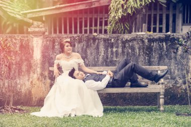 Asya genç şık moda çift doğa üzerinde poz.