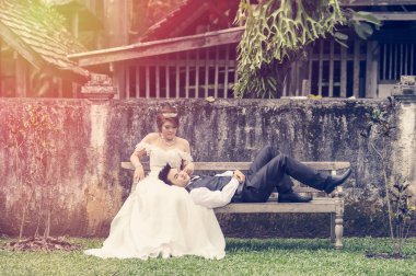 Asya genç şık moda çift doğa üzerinde poz.