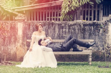 Asya genç şık moda çift doğa üzerinde poz.