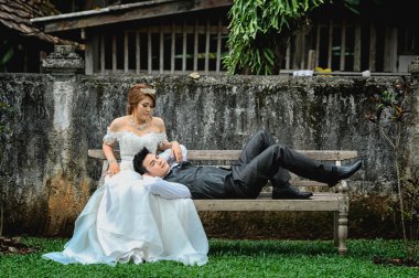 Asya Genç çift sandalye üzerinde poz.