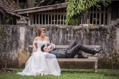 Asya genç şık moda çift doğa üzerinde poz.