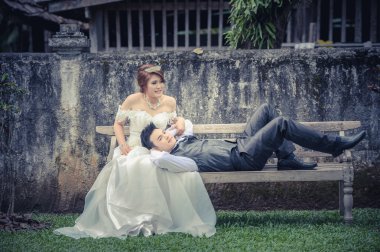 Asya genç şık moda çift doğa üzerinde poz.