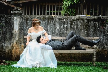 Asya genç şık moda çift doğa üzerinde poz.   