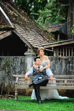 Asya genç şık moda çift doğa üzerinde poz.   