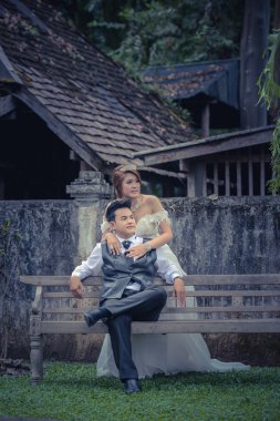 Asya genç şık moda çift doğa üzerinde poz.