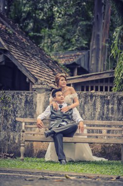 Asya genç şık moda çift doğa üzerinde poz.