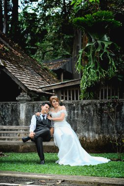 Asya genç şık moda çift doğa üzerinde poz.   