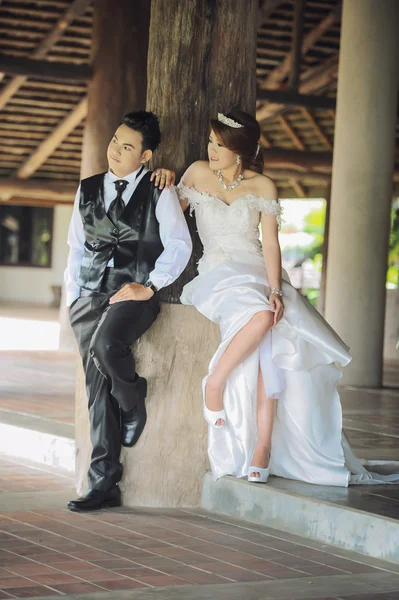Ásia jovem elegante moda casal posando na natureza . — Fotografia de Stock