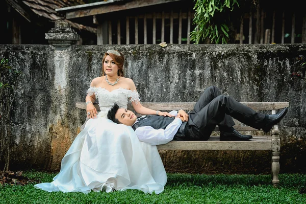 アジアの若いカップルの椅子のポーズ. — ストック写真