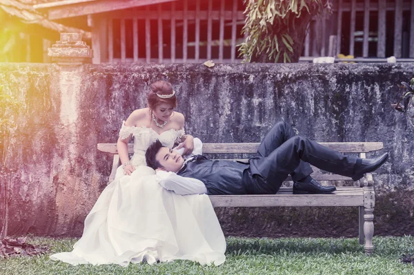 Ásia jovem elegante moda casal posando na natureza . — Fotografia de Stock