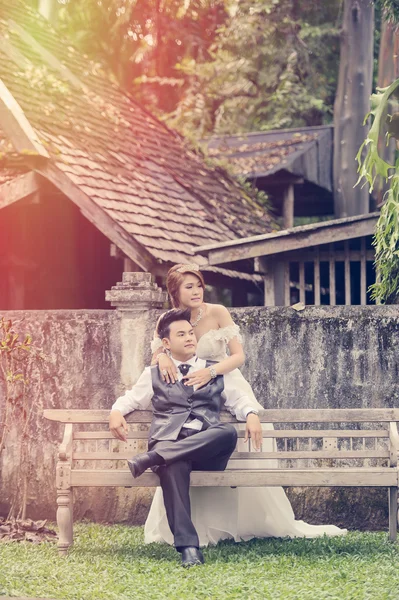 Ásia jovem elegante moda casal posando na natureza . — Fotografia de Stock