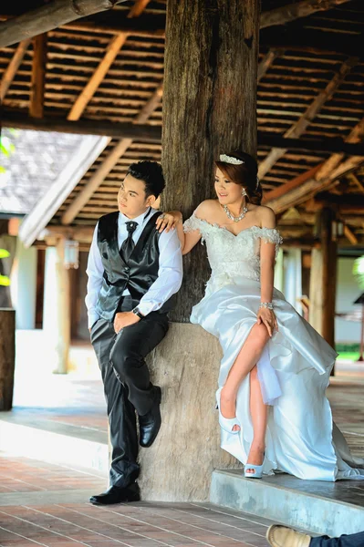アジア若いスタイリッシュなファッション カップルが自然にポーズ. — ストック写真